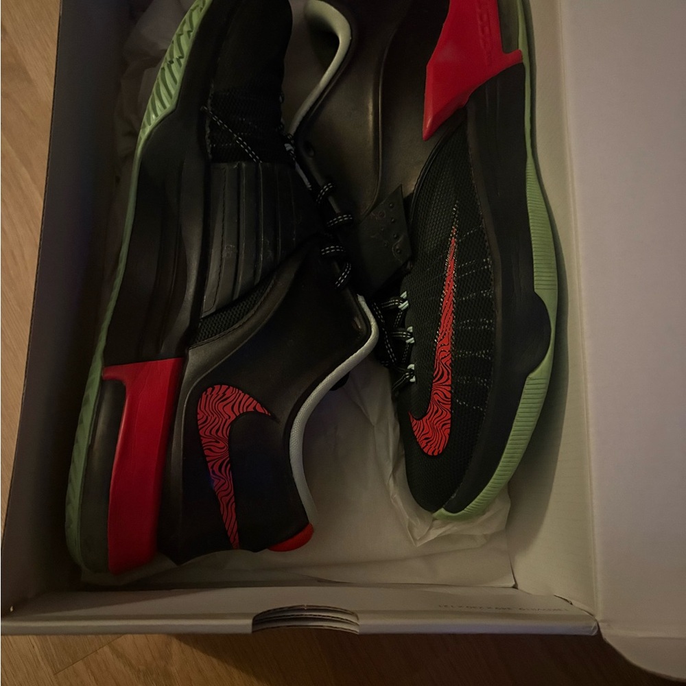 Nike Men's Black and Red Sneakers